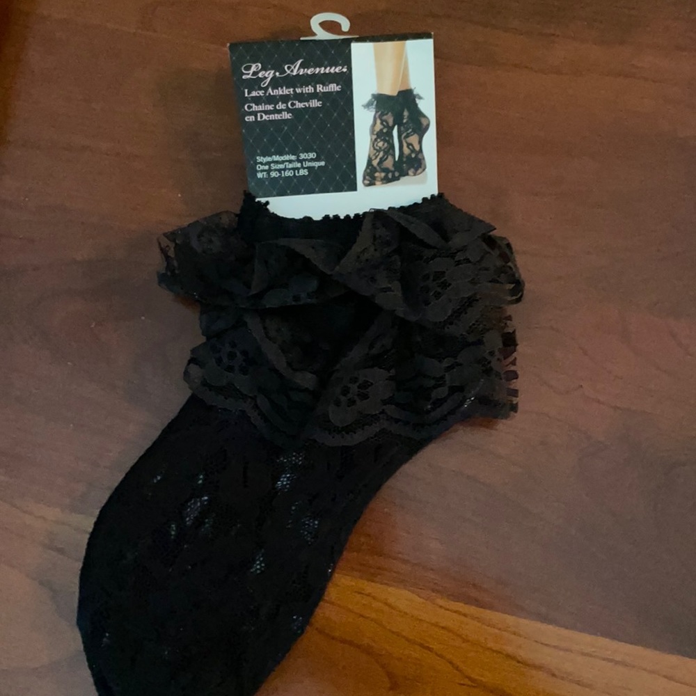 Lace anklet with ruffle